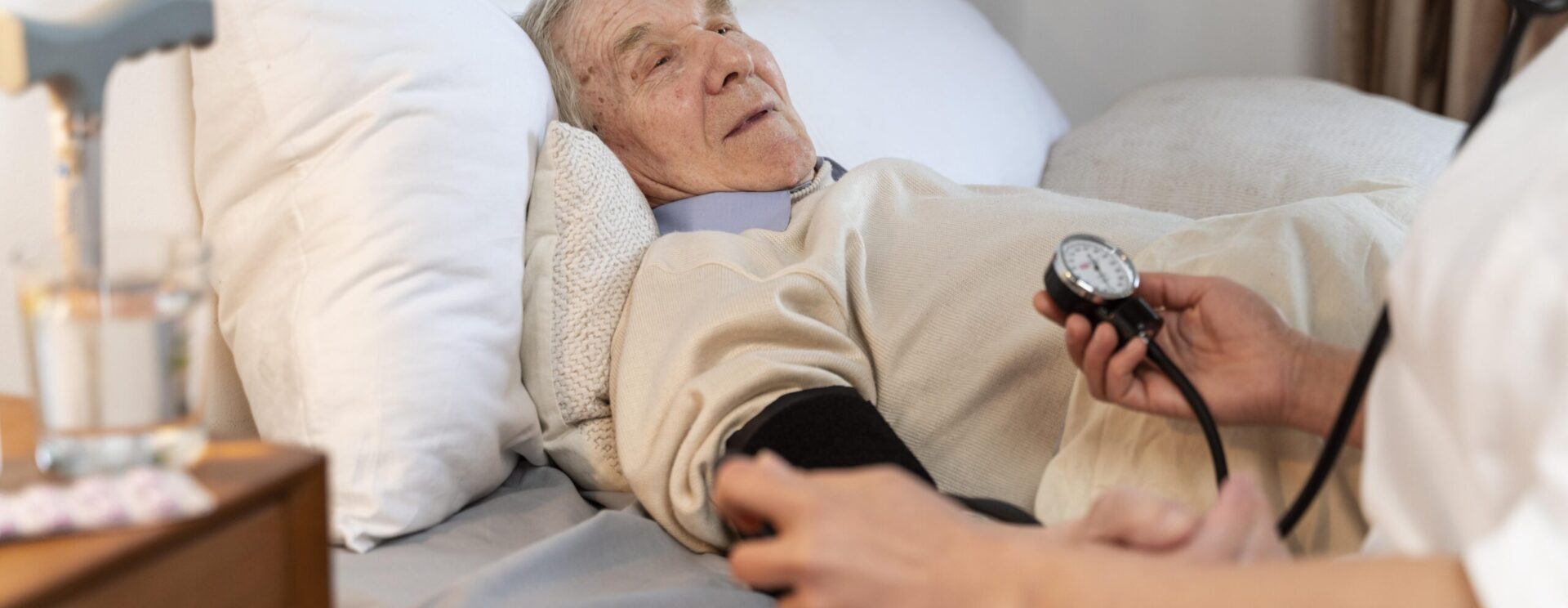 Infirmier prenant la tension d'un patient à son domicile