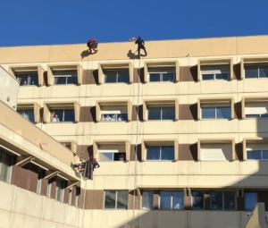 Les Super Héros descendent en rappel la façade de l’hôpital Saint Clair